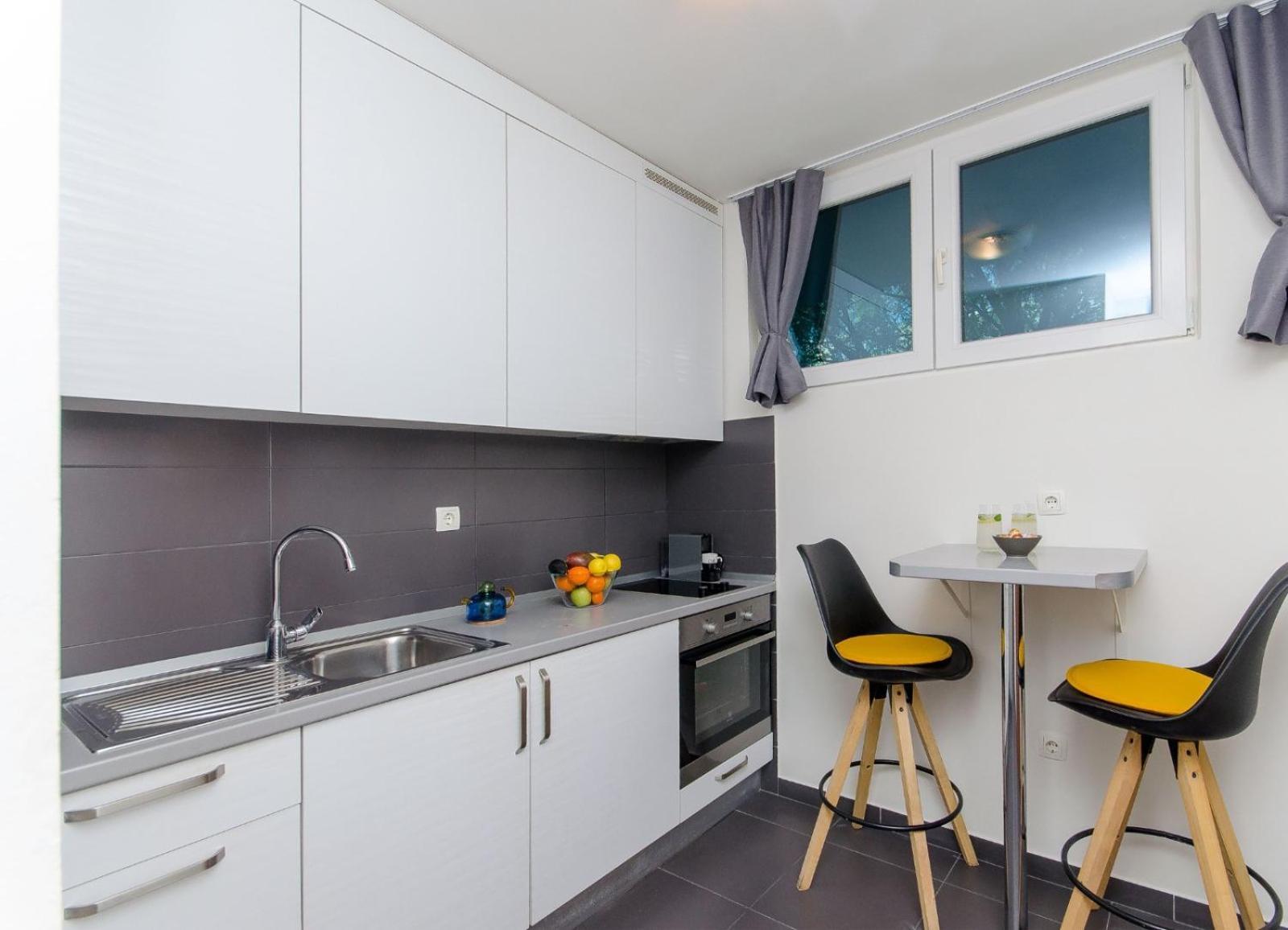 Side By Side Apartments Сплит Екстериор снимка