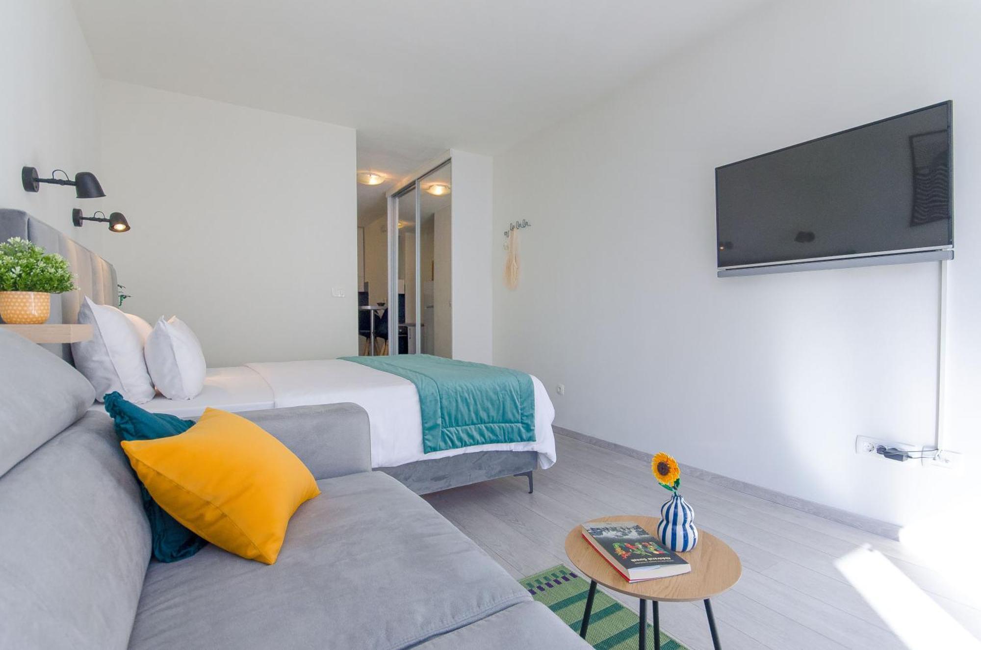 Side By Side Apartments Сплит Екстериор снимка