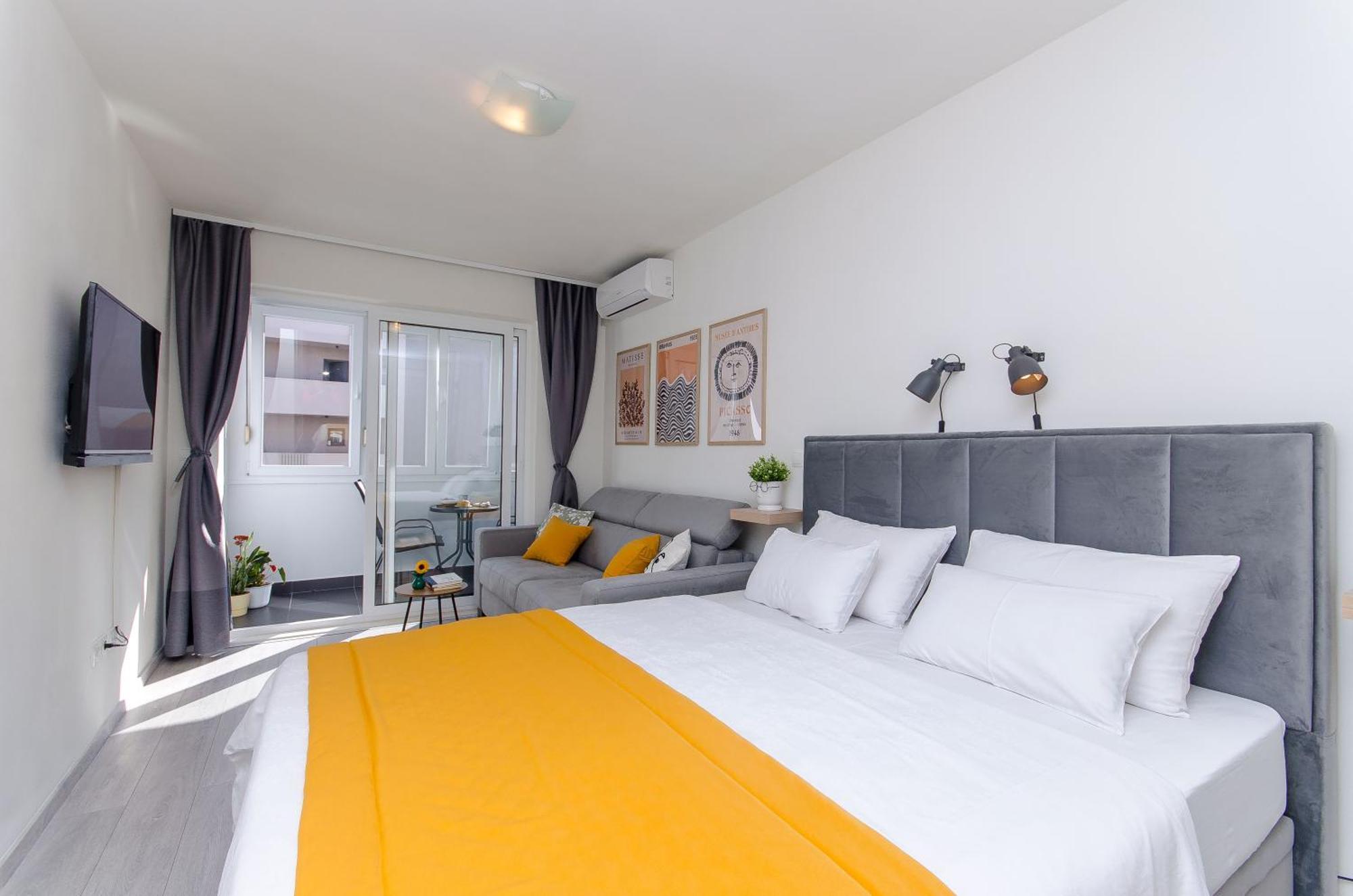 Side By Side Apartments Сплит Екстериор снимка