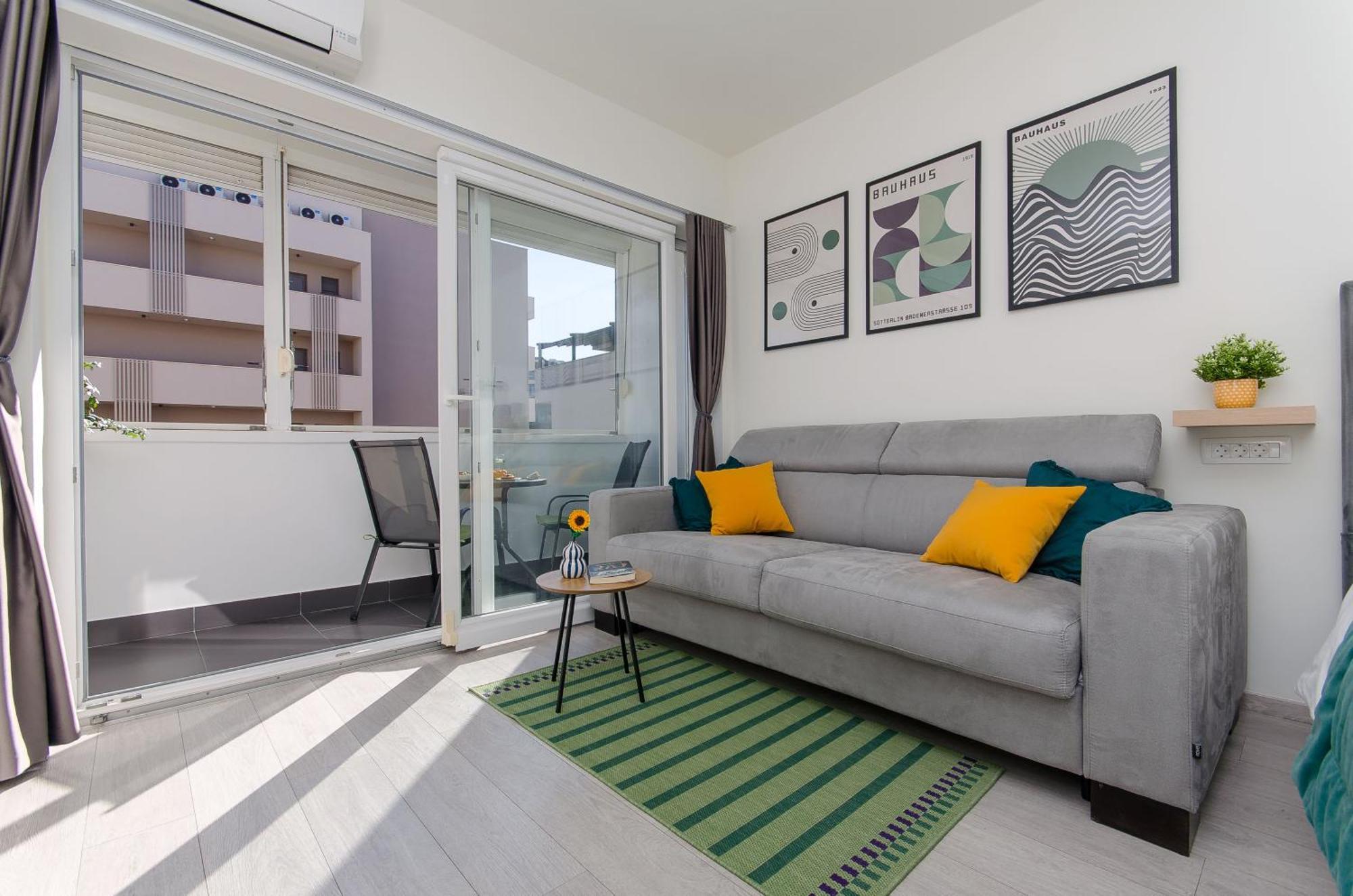 Side By Side Apartments Сплит Екстериор снимка