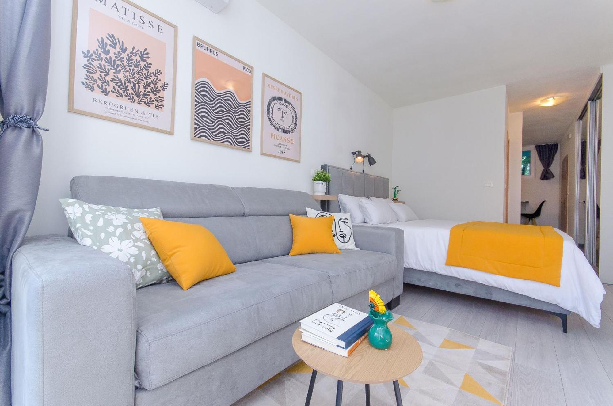 Side By Side Apartments Сплит Екстериор снимка