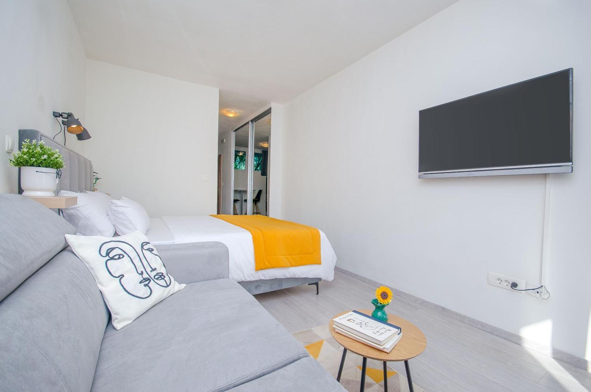 Side By Side Apartments Сплит Екстериор снимка