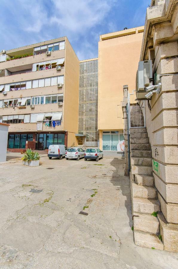 Side By Side Apartments Сплит Екстериор снимка