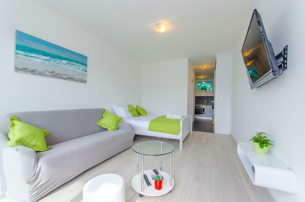 Side By Side Apartments Сплит Екстериор снимка