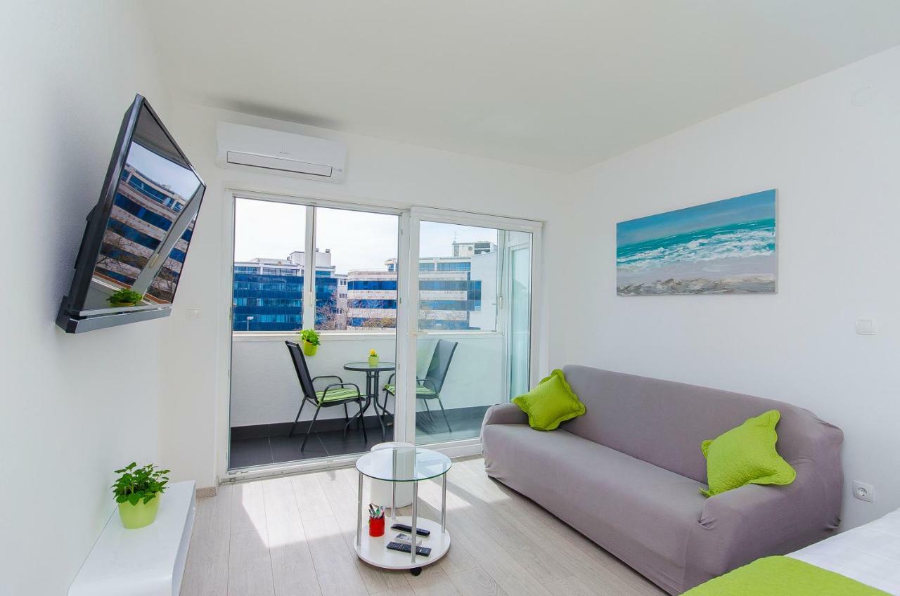 Side By Side Apartments Сплит Екстериор снимка